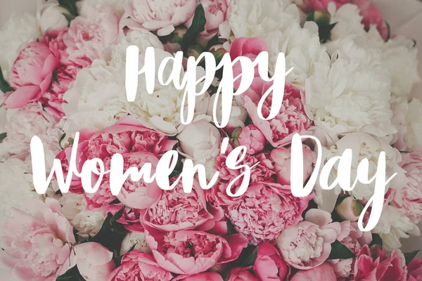 Gelukkige Vrouwendag Sms Happy Women Day Belettering Stijlvolle Roze Pioenrozen — Stockfoto