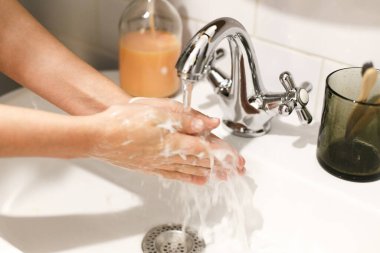 El yıkama. Eller akan suyun altında düzgün bir teknik ve banyoda antibakteriyel sabunla yıkanır. Koronavirüs salgınını önle. Grip hastalığının önlenmesi.