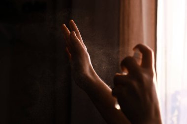 Dezenfekte eden eller. Koronavirüsü veya grip hastalığını önlemek için ellerinde antiseptik sprey kullanan biri. Kişisel hijyen. Elleri nasıl temizleyeceğimi. Ellerini yıka.