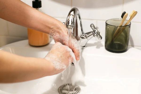 Yıkama Eller Akan Suyun Altında Düzgün Bir Teknik Banyoda Antibakteriyel — Stok fotoğraf