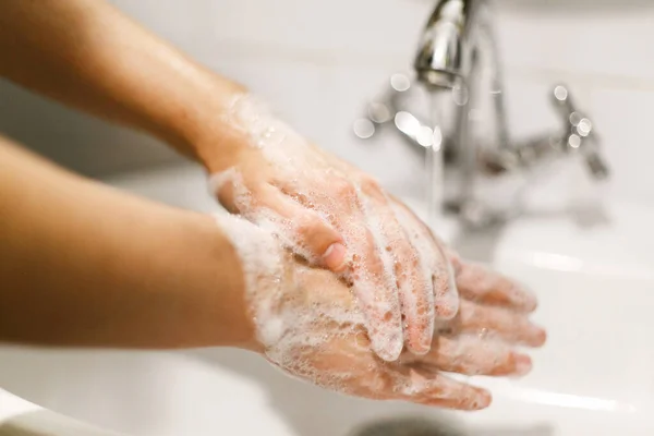 Мыть Руки Мытье Рук Мылом Фоне Воды Текущей Крана Профилактика — стоковое фото