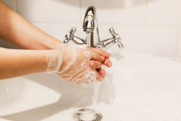 Lavar Mãos Lavar Mãos Com Espuma Sabão Fundo Água Que — Fotografia de Stock