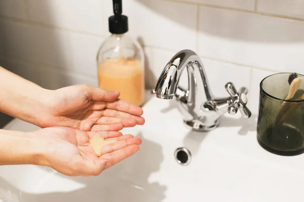 Tvätta Händerna Tvål Händerna Handflatan Badrummet Händerna Tvättas För Att — Stockfoto