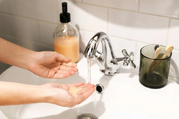 Handen Wassen Het Nemen Van Zeep Handen Palm Badkamer Handen — Stockfoto