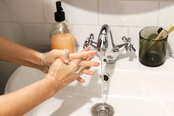 Handen Wassen Handen Wassen Met Zeepschuim Achtergrond Van Water Dat — Stockfoto