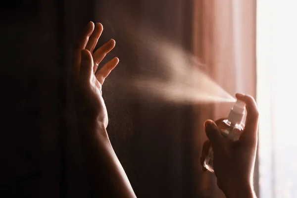 Hände Desinfizieren Person Mit Antiseptischem Spray Auf Den Händen Coronavirus — Stockfoto