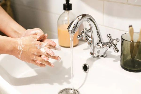 Kézmosás Kézmosás Megfelelő Technikával Antibakteriális Szappannal Fürdőszobában Folyó Víz Hátterén — Stock Fotó
