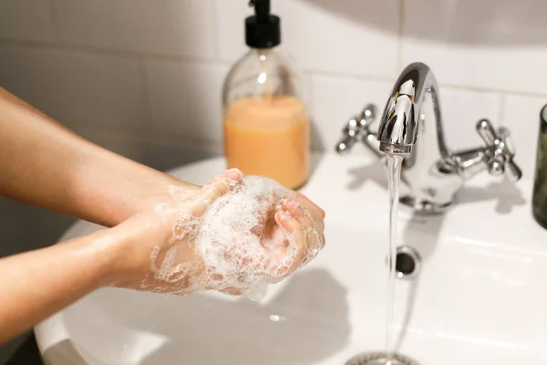 Tvätta Händerna Händerna Tvätta Med Tvålskum Bakgrunden Rinnande Vatten Badrummet — Stockfoto