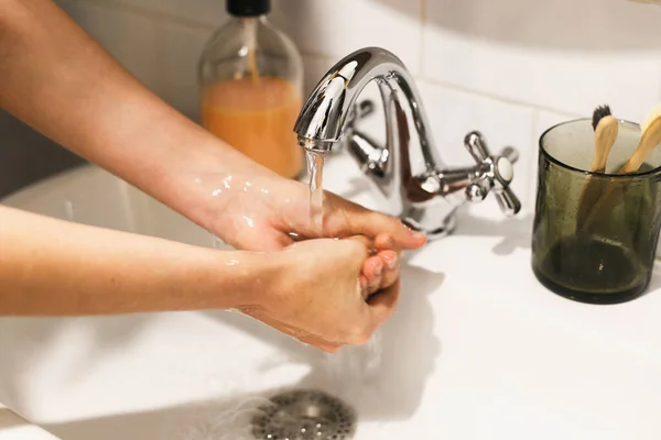 Мыть Руки Текущей Водой Мытье Рук Надлежащей Техникой Антибактериальным Мылом — стоковое фото