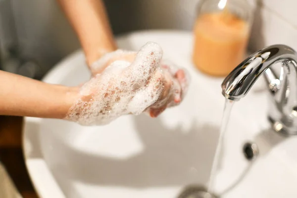 Kézmosás Kézmosás Folyó Víz Alatt Megfelelő Technikával Antibakteriális Szappannal Fürdőszobában — Stock Fotó