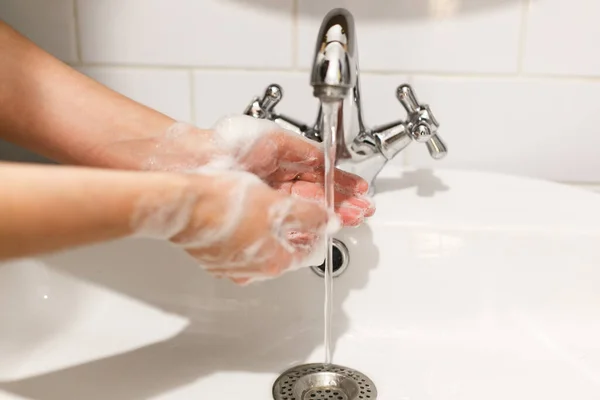 手を洗え 蛇口から流れる水を背景に石鹸泡で手を洗う インフルエンザの予防 衛生兵だ 手をきれいにする方法 — ストック写真