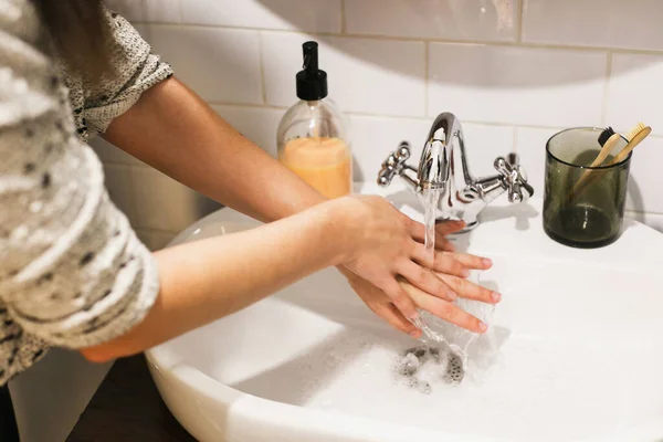 用适当的工艺和浴室的抗菌肥皂在流动的水中洗手 预防大肠病毒的流行 预防流行性感冒 — 图库照片