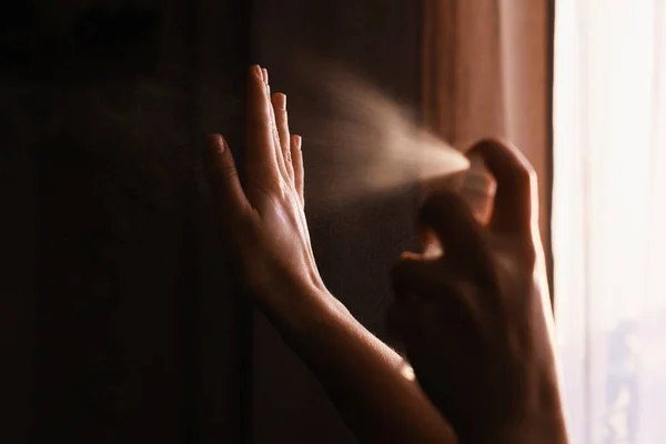 Disinfettare Mani Persona Che Utilizza Spray Antisettico Sulle Mani Prevenzione — Foto Stock