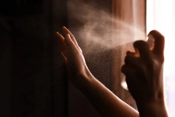 Désinfecter Les Mains Personne Utilisant Spray Antiseptique Sur Les Mains — Photo