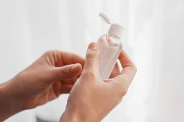 El dezenfeksiyonu. Dezenfekte edici alkol jeli ve dezenfektan şişeli eller virüs salgınını önler. Grip ve koronavirüsün önlenmesi. Ellerini düzgün bir şekilde temizleyip dezenfekte etmek..