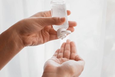 El dezenfeksiyonu. Virüs salgınını önlemek için avuç içine dezenfeksiyon jeli sürüyorum. Grip ve koronavirüsün önlenmesi. Ellerini düzgün bir şekilde temizleyip dezenfekte etmek..