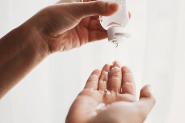 El dezenfeksiyonu. Virüs salgınını önlemek için avuç içine dezenfeksiyon jeli sürüyorum. Grip ve koronavirüsün önlenmesi. Ellerini düzgün bir şekilde temizleyip dezenfekte etmek..