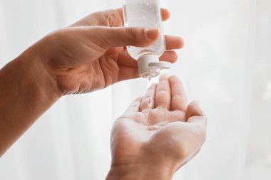El dezenfeksiyonu. Virüs salgınını önlemek için avuç içine dezenfeksiyon jeli sürüyorum. Grip ve koronavirüsün önlenmesi. Ellerini düzgün bir şekilde temizleyip dezenfekte etmek..