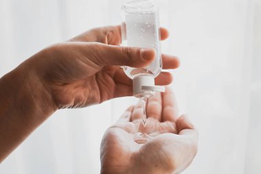 Dezenfekte eden eller. Virüs salgınını önlemek için beyaz ışıkta dezenfekte jeli kullanmak. Grip hastalığının önlenmesi. Ellerini düzgün bir şekilde temizleyip dezenfekte etmek..