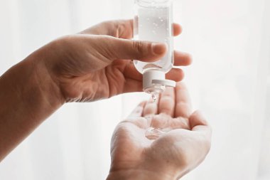 El dezenfeksiyonu. Virüs salgınını önlemek için avuç içine dezenfeksiyon jeli sürüyorum. Grip ve koronavirüsün önlenmesi. Ellerini düzgün bir şekilde temizleyip dezenfekte etmek..