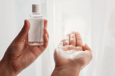 El dezenfeksiyonu. Virüs salgınını önlemek için avuç içine dezenfeksiyon jeli sürüyorum. Grip ve koronavirüsün önlenmesi. Ellerini düzgün bir şekilde temizleyip dezenfekte etmek..