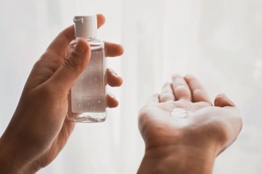 Dezenfekte eden eller. Virüs salgınını önlemek için beyaz ışıkta dezenfekte jeli kullanmak. Grip hastalığının önlenmesi. Ellerini düzgün bir şekilde temizleyip dezenfekte etmek..