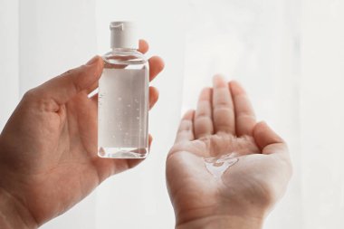 El dezenfeksiyonu. Dezenfekte edici alkol jeli ve dezenfektan şişeli eller virüs salgınını önler. Grip ve koronavirüsün önlenmesi. Ellerini düzgün bir şekilde temizleyip dezenfekte etmek..
