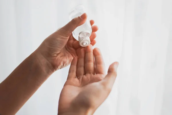 Desinfecção Das Mãos Aplicando Desinfecção Álcool Gel Nas Mãos Palma — Fotografia de Stock