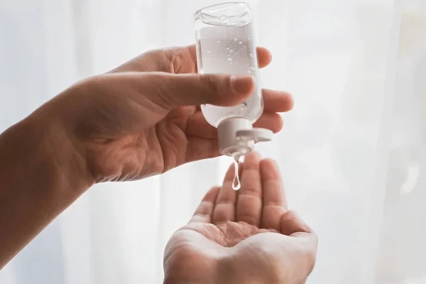 Desinfectar Mãos Tomando Desinfecção Álcool Gel Nas Mãos Luz Branca — Fotografia de Stock