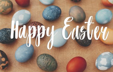 Mutlu Paskalya metinleri. Paskalya tebrik mektupları. Çağdaş paskalya yumurtaları. Modern süslemeleri olan renkli yumurtalar. Tebrik kartı