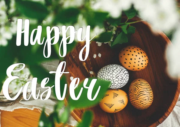 Frohe Ostern Ostergrüße Schriftzug Natürliche Ostereier Mit Wachs Holzschale Und — Stockfoto