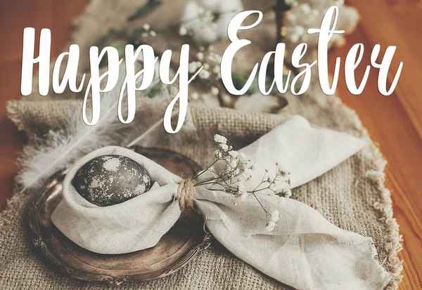 Frohe Ostern Ostergrüße Schriftzug Stilvolles Osterei Hasenohren Serviette Und Blumen — Stockfoto