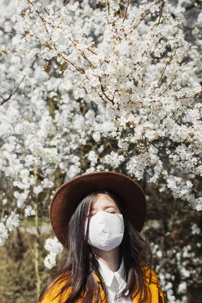 Młoda Piękna Kobieta Nosi Maskę Parku Wiosennym Cieszy Się Kwitnącymi — Zdjęcie stockowe