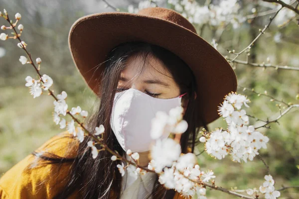 Mladá Krásná Žena Obličejovou Maskou Jarním Parku Těší Kvetoucí Třešně — Stock fotografie