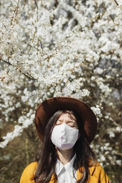 Stylowa Hipsterka Ubrana Maskę Ciesząca Się Kwitnącymi Wiśniami Słonecznym Wiosennym — Zdjęcie stockowe
