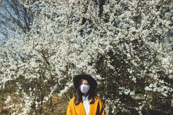 Jovem Mulher Bonita Usando Máscara Facial Parque Primavera Apreciando Árvores — Fotografia de Stock