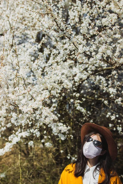 Menina Elegante Hipster Vestindo Máscara Facial Apreciando Árvores Cereja Florescendo — Fotografia de Stock
