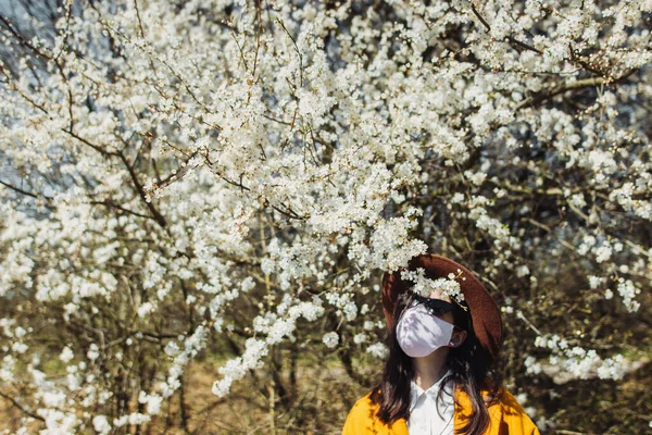 Mujer Moda Máscara Hecha Mano Que Relaja Solo Los Cerezos —  Fotos de Stock