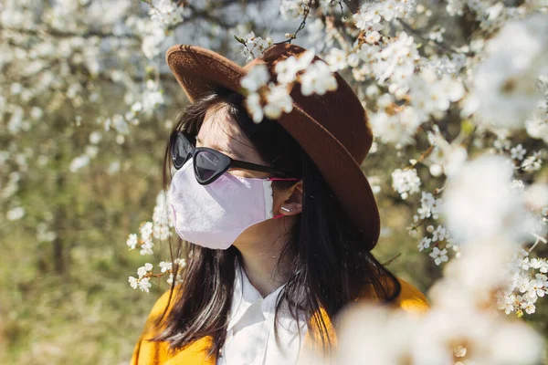 Fashionable Woman Handmade Mask Relaxing Alone Blooming Cherry Trees Sunny — Stock Photo, Image