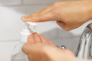 Dezenfekte eden eller. Şişedeki dezenfeksiyon için avuç içine alkol jeli sürüyorum. Koronavirüsü önlemek için ellere antibakteriyel sabun sürmek. Ellerini düzgün bir şekilde temizleyip dezenfekte etmek.