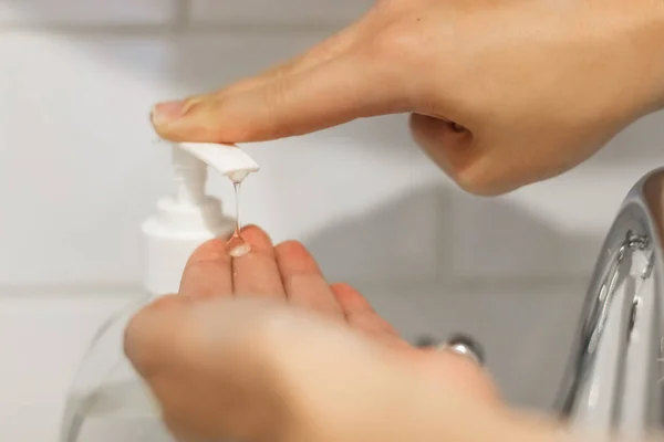 Помий Руки Нанесення Пляшки Антибактеріальним Милом Руки Запобігання Коронавірусу Очищення — стокове фото