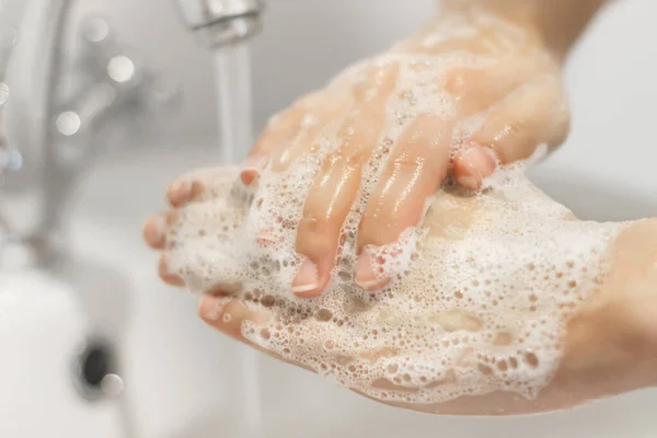 手を洗え 白い浴室の流れる水を背景に 適切なテクニックで抗菌石鹸で手を洗う コロナウイルスの予防 — ストック写真