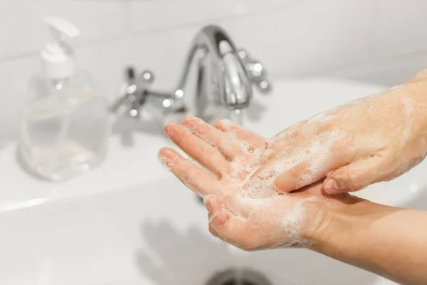 手のひらをこすり 抗菌石鹸で手を洗い 白いバスルームに流れる水を背景に適切な技術で コロナウイルスの予防 手の洗浄と消毒 — ストック写真