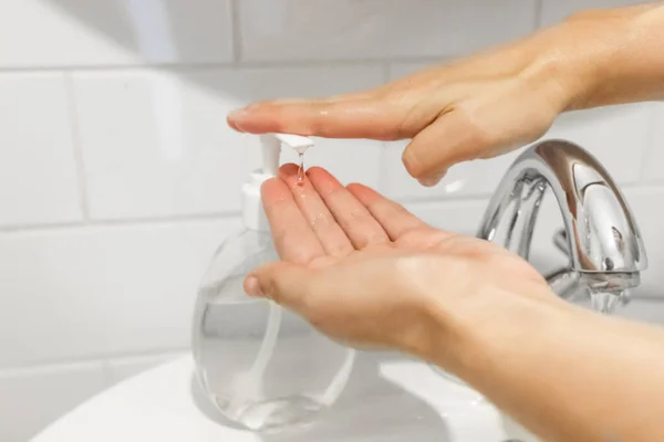 Помий Руки Нанесення Пляшки Антибактеріальним Милом Руки Запобігання Коронавірусу Очищення — стокове фото