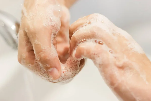在白色浴室的流动水的背景下 在指甲下清洁 用适当的抗菌肥皂洗手 预防结肠炎 — 图库照片