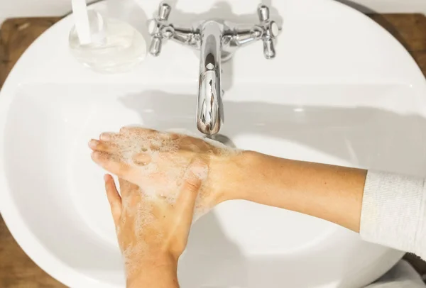 Gnugga Stor Tumme Ovanifrån Tvätta Händerna Med Antibakteriell Tvål Rätt — Stockfoto