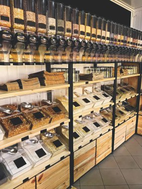 Toptan alışveriş, sıfır atık alışveriş. Makarna, tahıl, pirinç ve diğer çeşit yiyeceklerle yenilenebilir yiyecek dağıtıcıları. Yerel küçük işletmeleri destekleyin. Plastiksiz dükkan