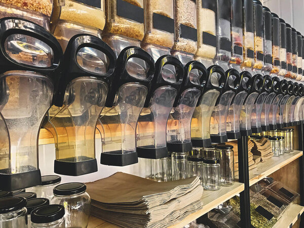 Магазин сыпучих продуктов, никаких покупок отходов. Наполняемые пищевые диспенсеры с макаронами, зерном, рисом и другими продуктами питания. Поддержка местного малого бизнеса. Пластиковый бесплатный магазин
