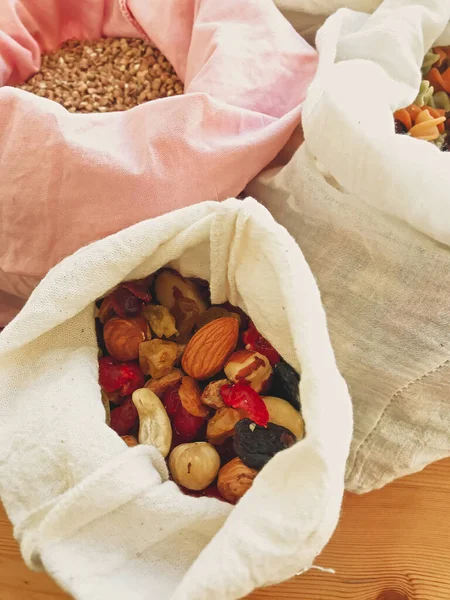 在木制桌子上可重复使用的纺织品袋子中的食品 意大利面 谷物在袋子里 塑料免费送货从散装商店 零浪费购物 禁止塑料 — 图库照片