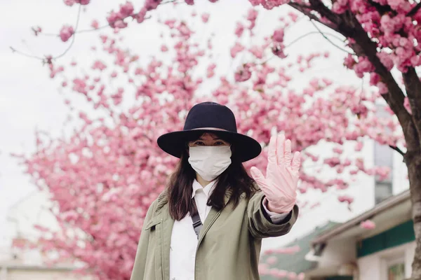 Distanciamento Social Afastem Hipster Menina Máscara Facial Mostrando Parar Com — Fotografia de Stock